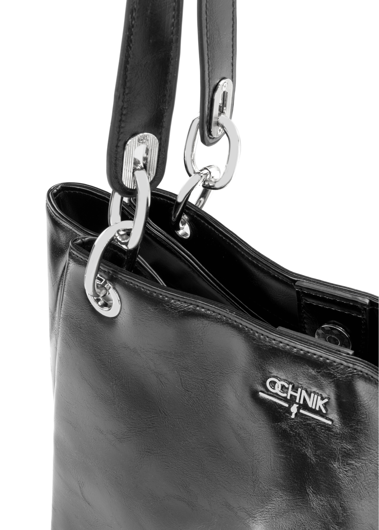 Czarna duża torebka damska TOREC-0998-9F(W26), zbliżenie na detal produktu na białym tle.