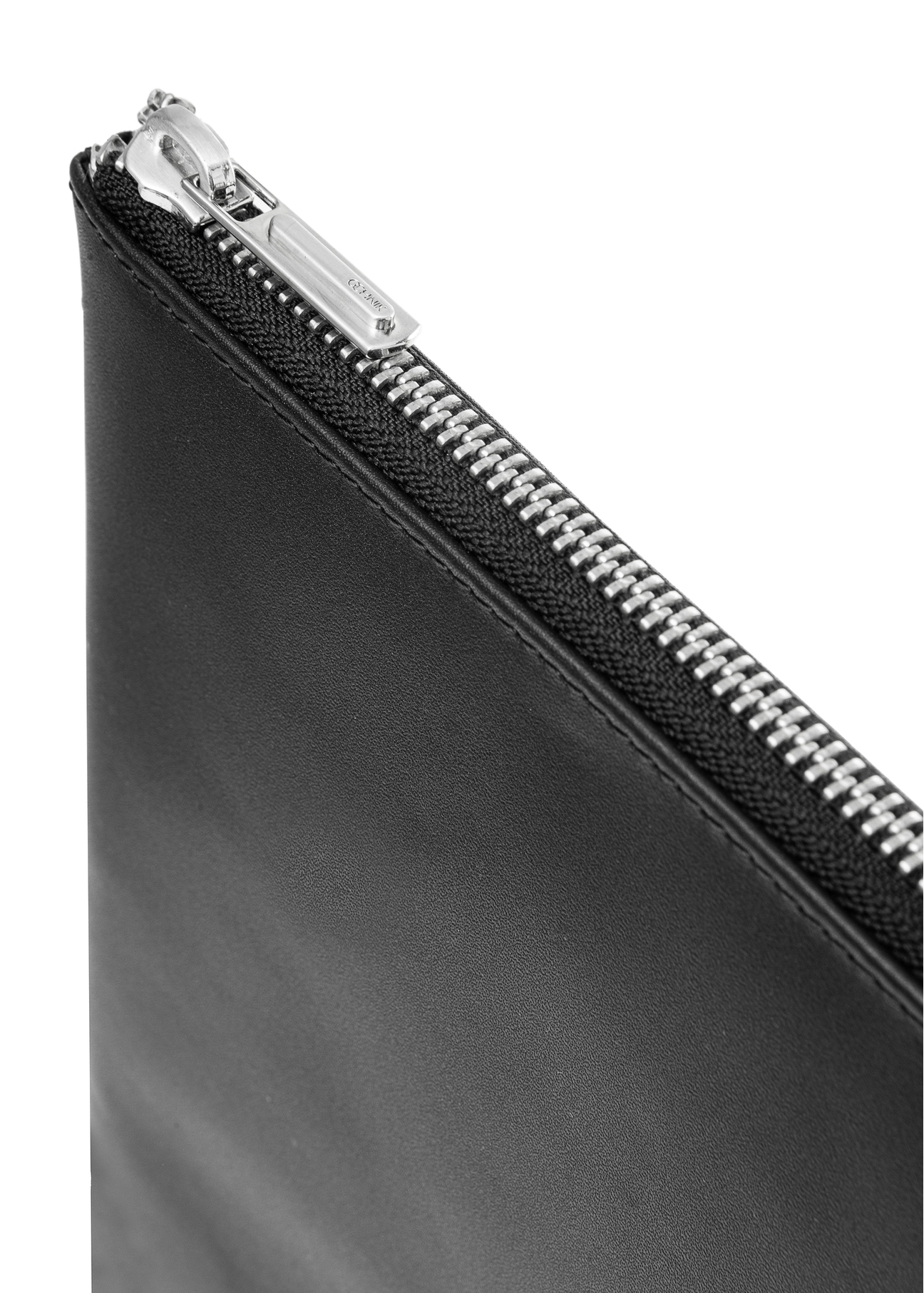 Czarna teczka męska TORMS-0474-99(Z25), zbliżenie na detal produktu, widok na białym tle.