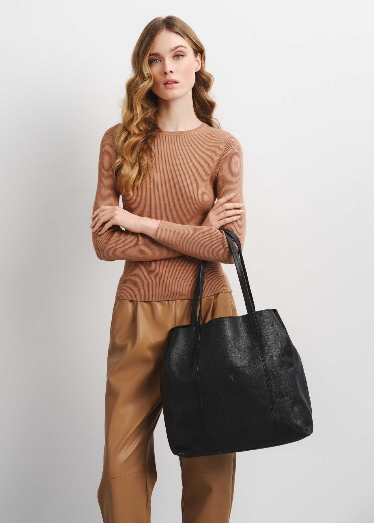 Skórzana torebka damska shopper TORES-0899-99(W23)-07