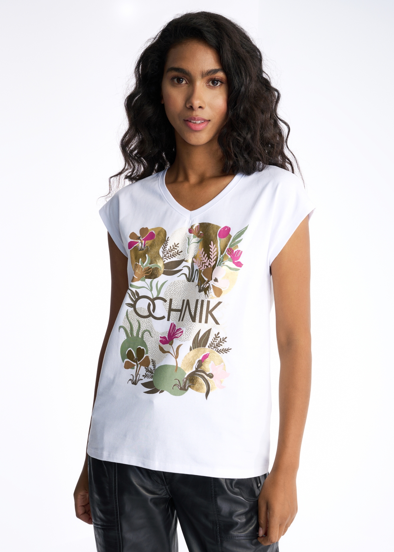 Biały T-shirt damski w serek TSHDT-0098-11(Z22)-03