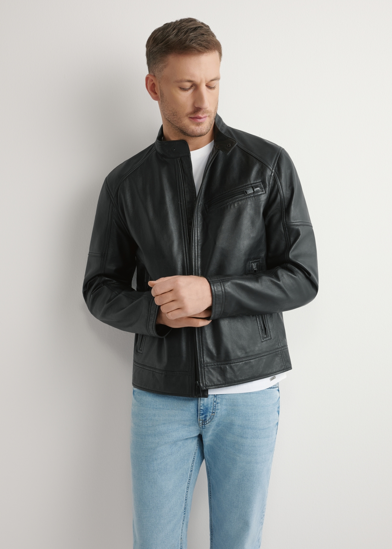 Czarna kurtka skórzana męska KURMS-0400-99(W26), widok produktu z przodu na modelu. WIdoczna połowa sylwetki.