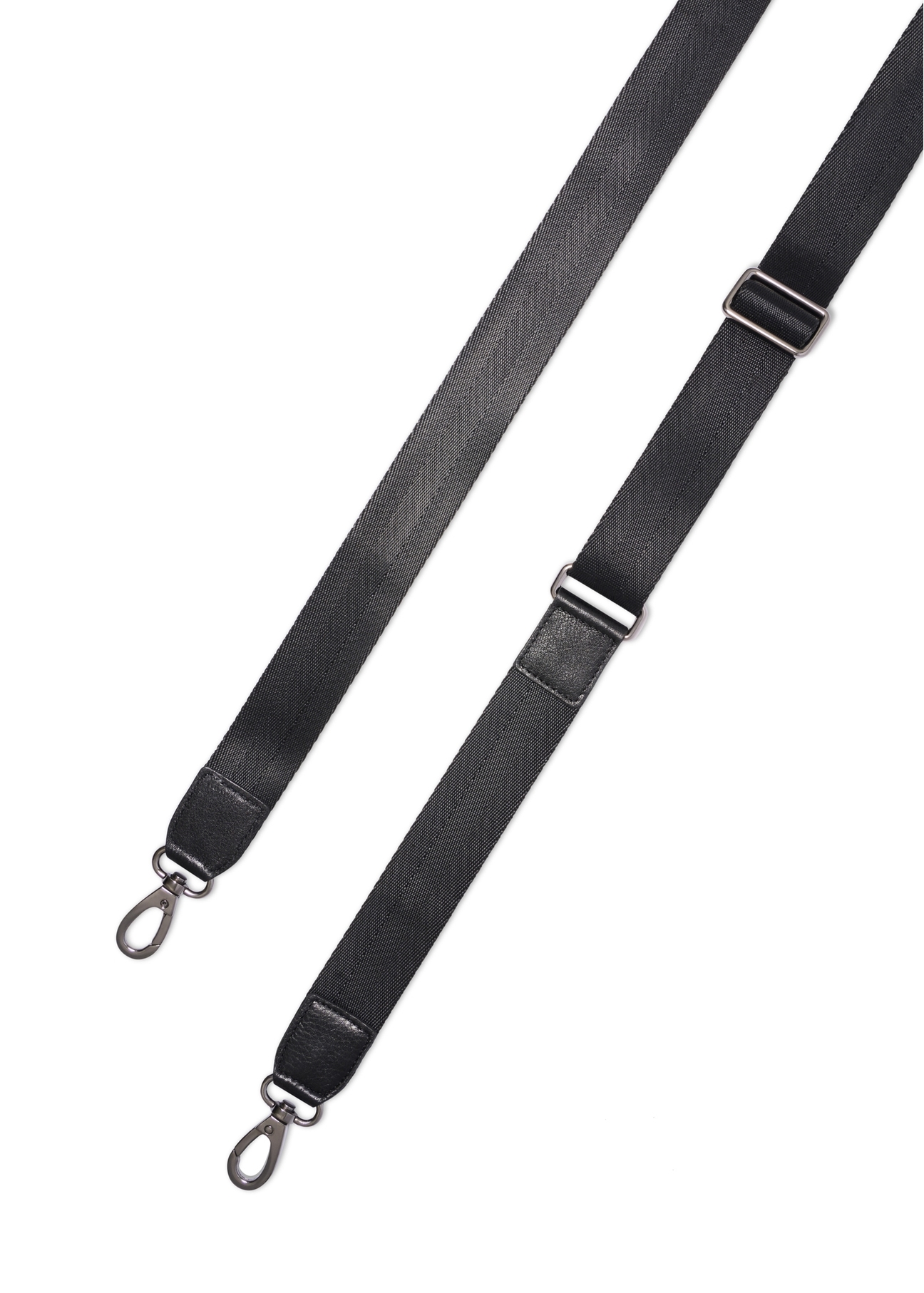 Czarna skórzana torba na laptopa TORMS-0496-99(W26) - zbliżenie na detal, na białym tle. 