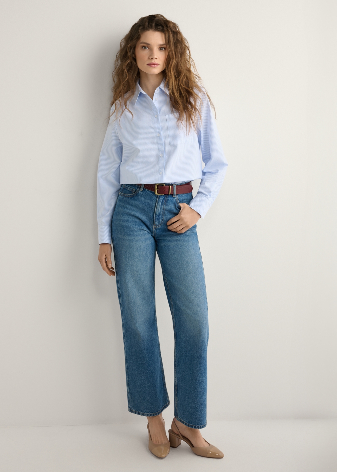 Bawełniana koszula damska w paski KOSDT-0184-7A(W26), widok produktu z przodu na modelce. Widoczna cała sylwetka.