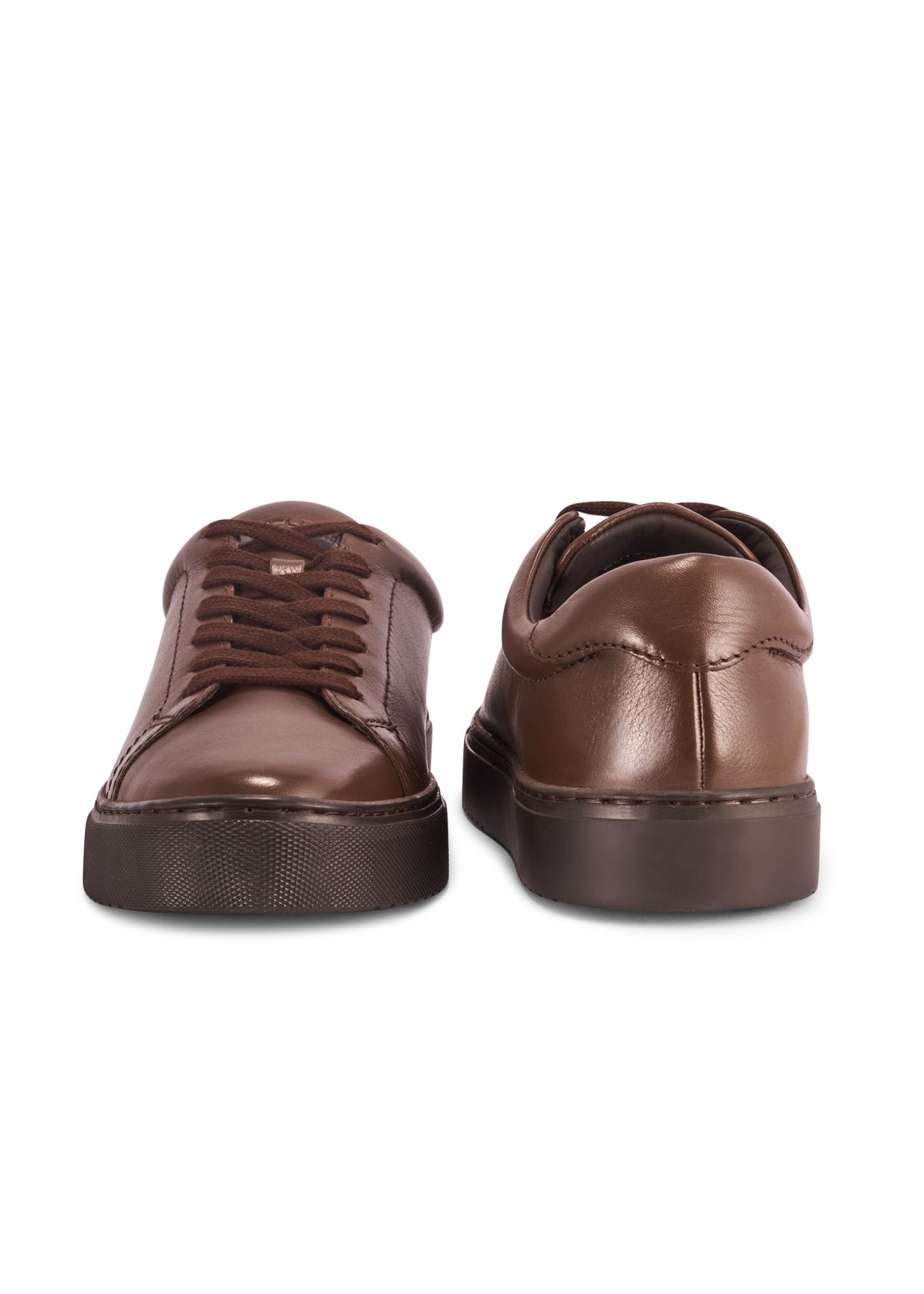 Brązowe skórzane buty sportowe BUTYM-0503-89(Z25) - widok produktu z przodu i z tyłu na białym tle. 