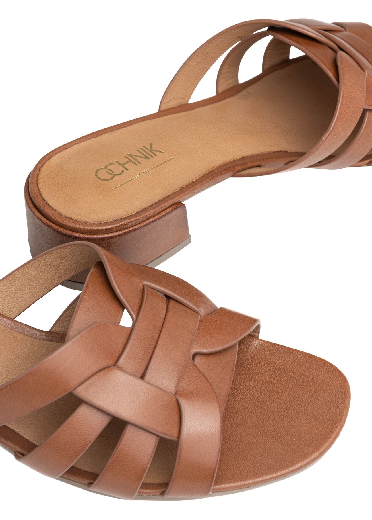 Skórzane klapki damskie na słupku BUTYD-1265-1F(W26), zbliżenie na produkt na białym tle. 