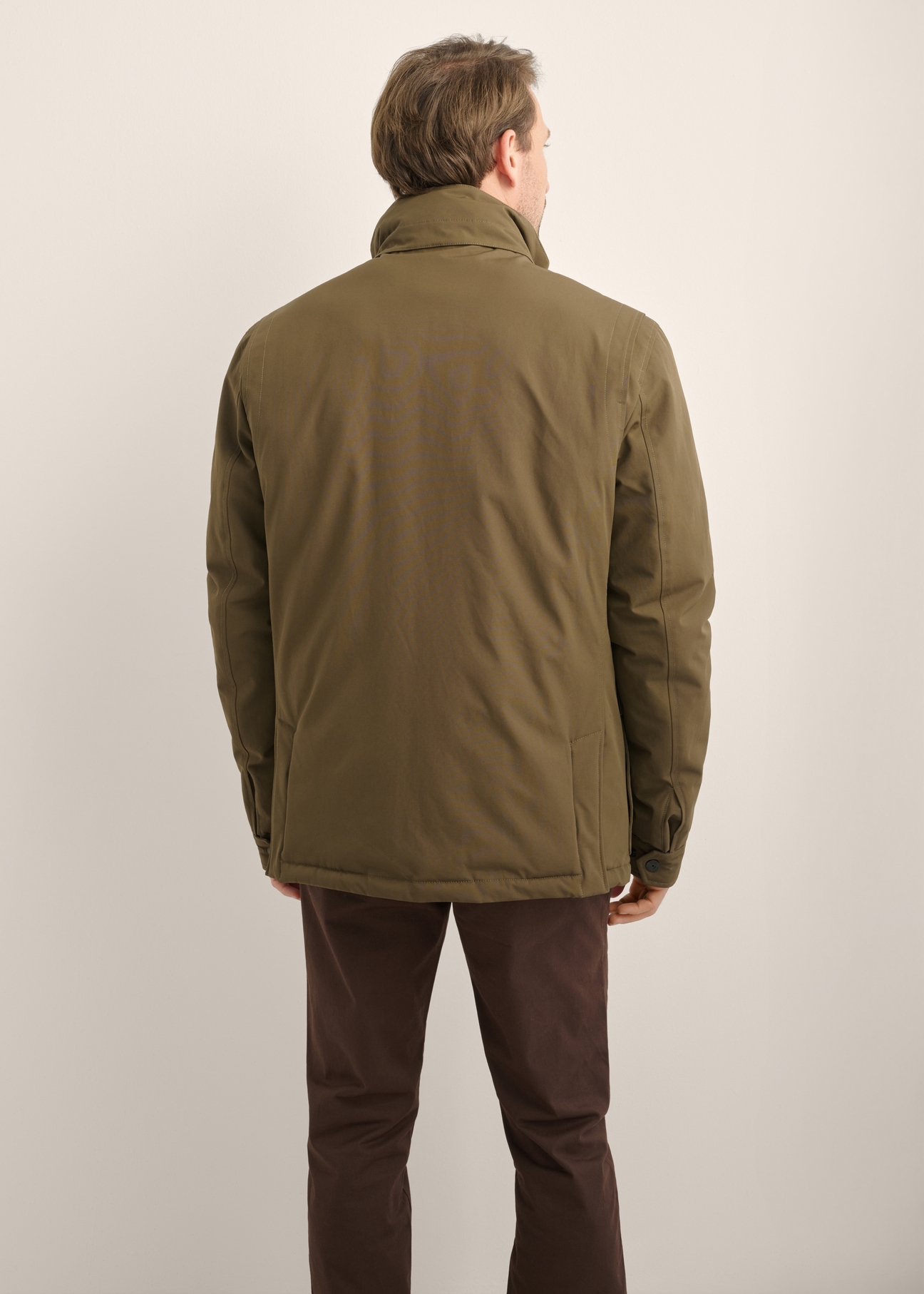 Kurtka męska przejściowa w kolorze khaki KURMT-0437-8D(Z26), widok produktu z tyłu na modelu. Widoczna połowa sylwetki.