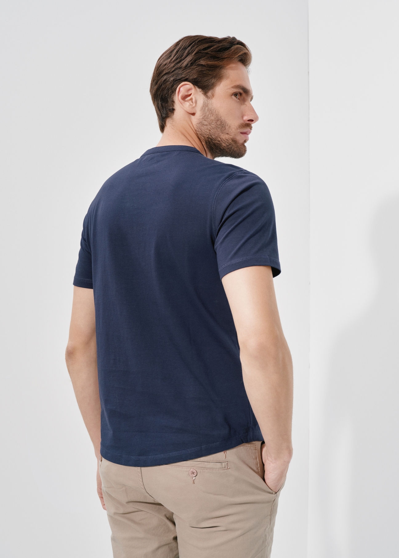 Granatowy T-shirt typu henley męski TSHMT-0104-68(W24)-02