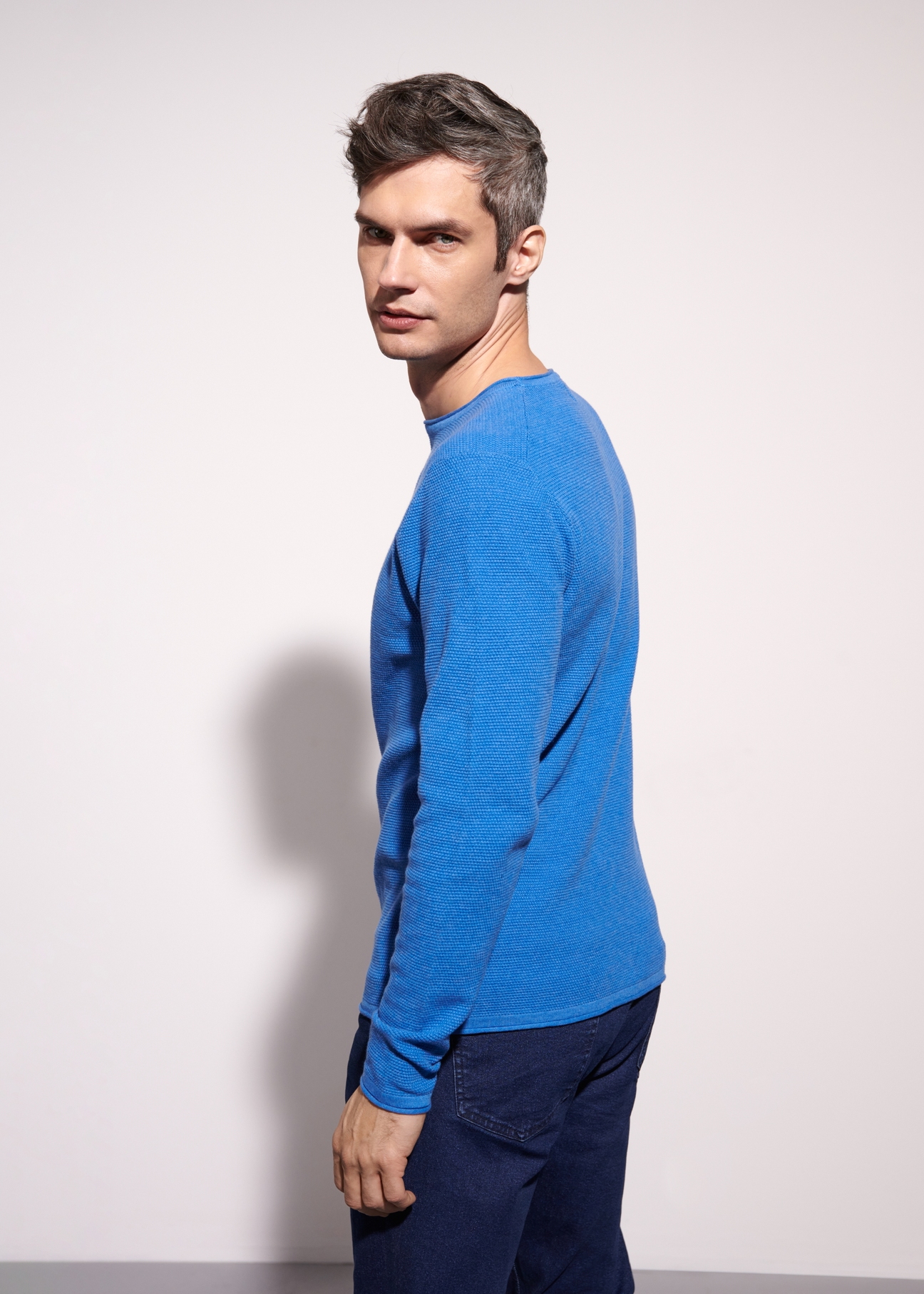 Niebieski sweter męski basic SWEMT-0128-61(W23)-02