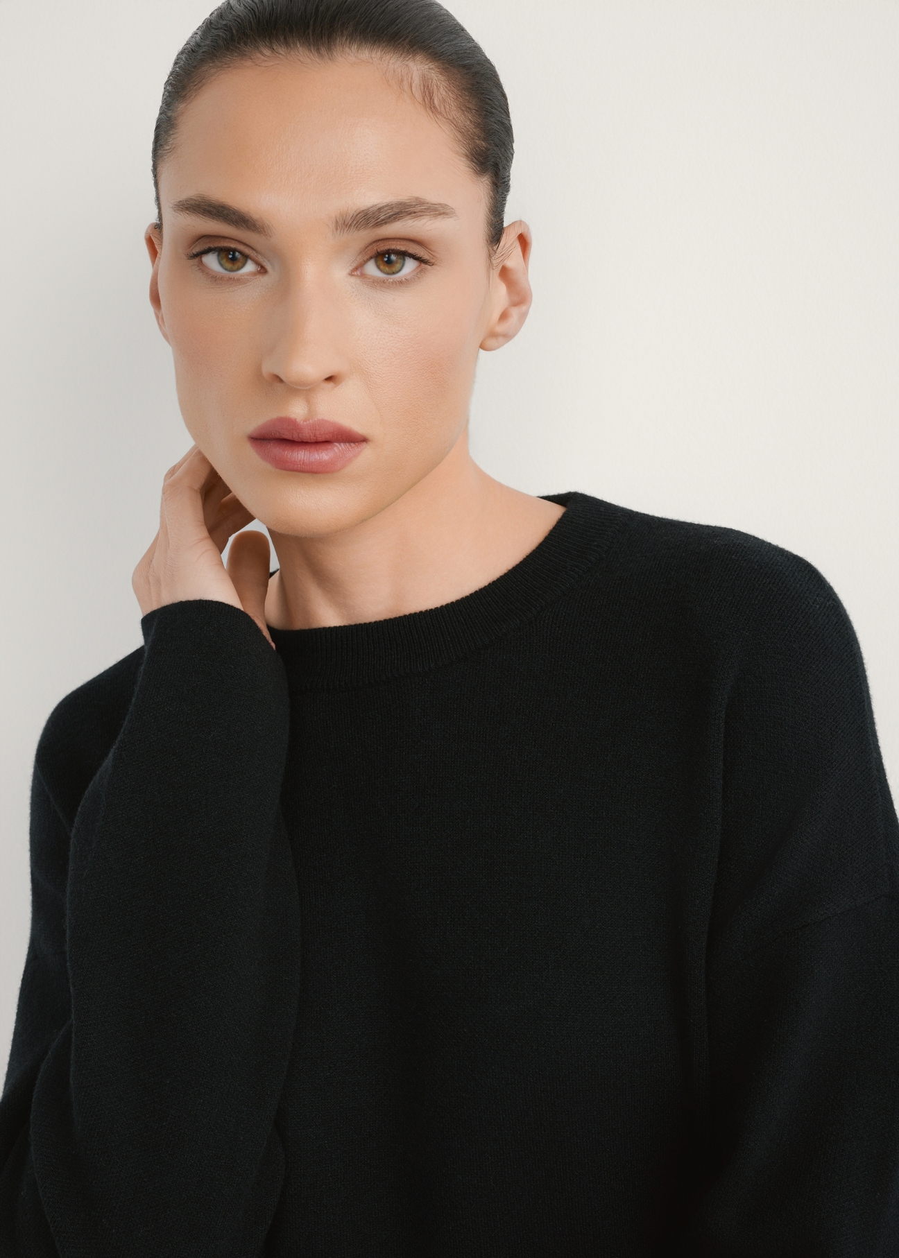 Czarna sukienka damska SUKDT-0260-99(W26), widok produktu od przodu na modelce, zbliżenie na twarz.