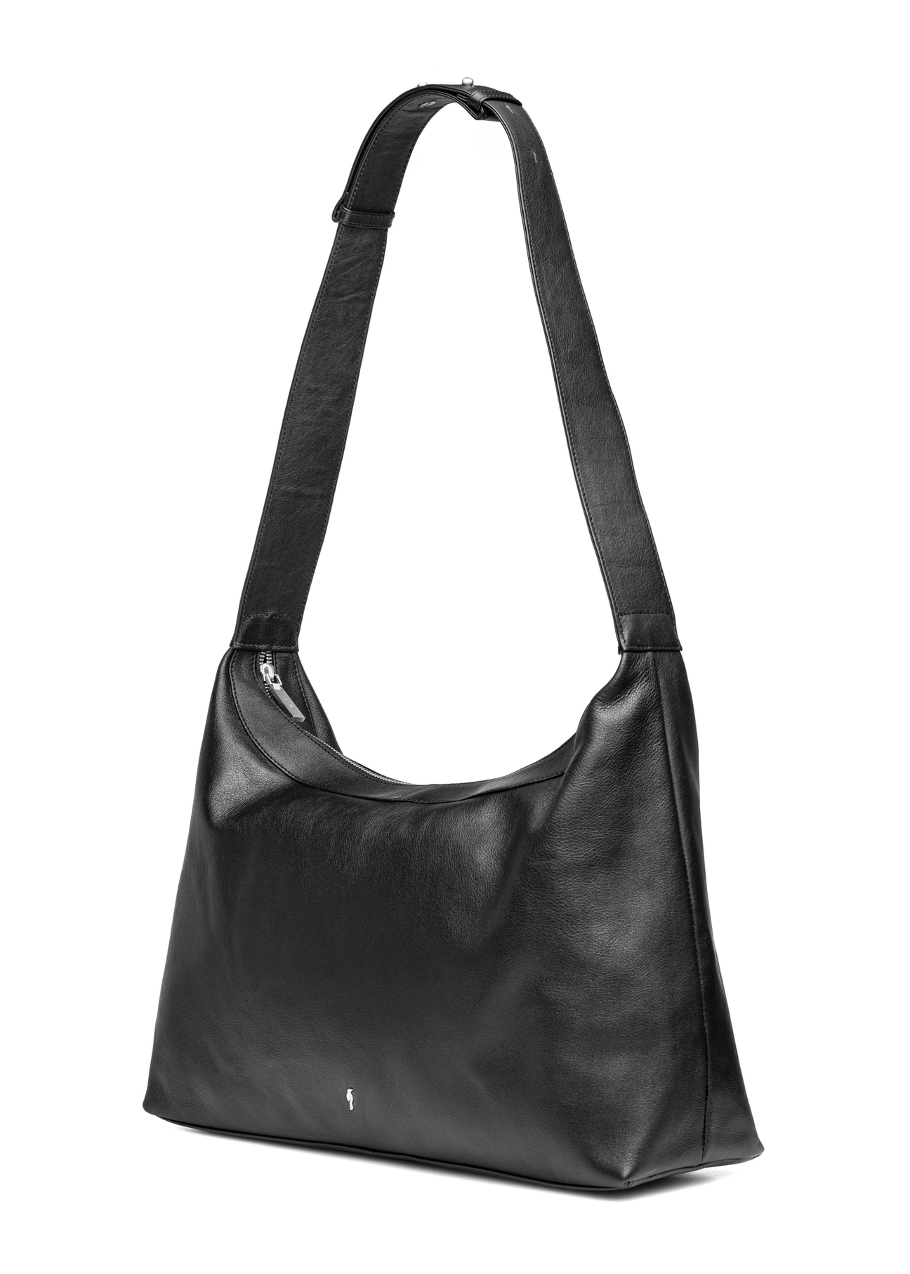 Czarna skórzana duża torebka TORES-1239-99(W26), widok produktu skosem na białym tle.