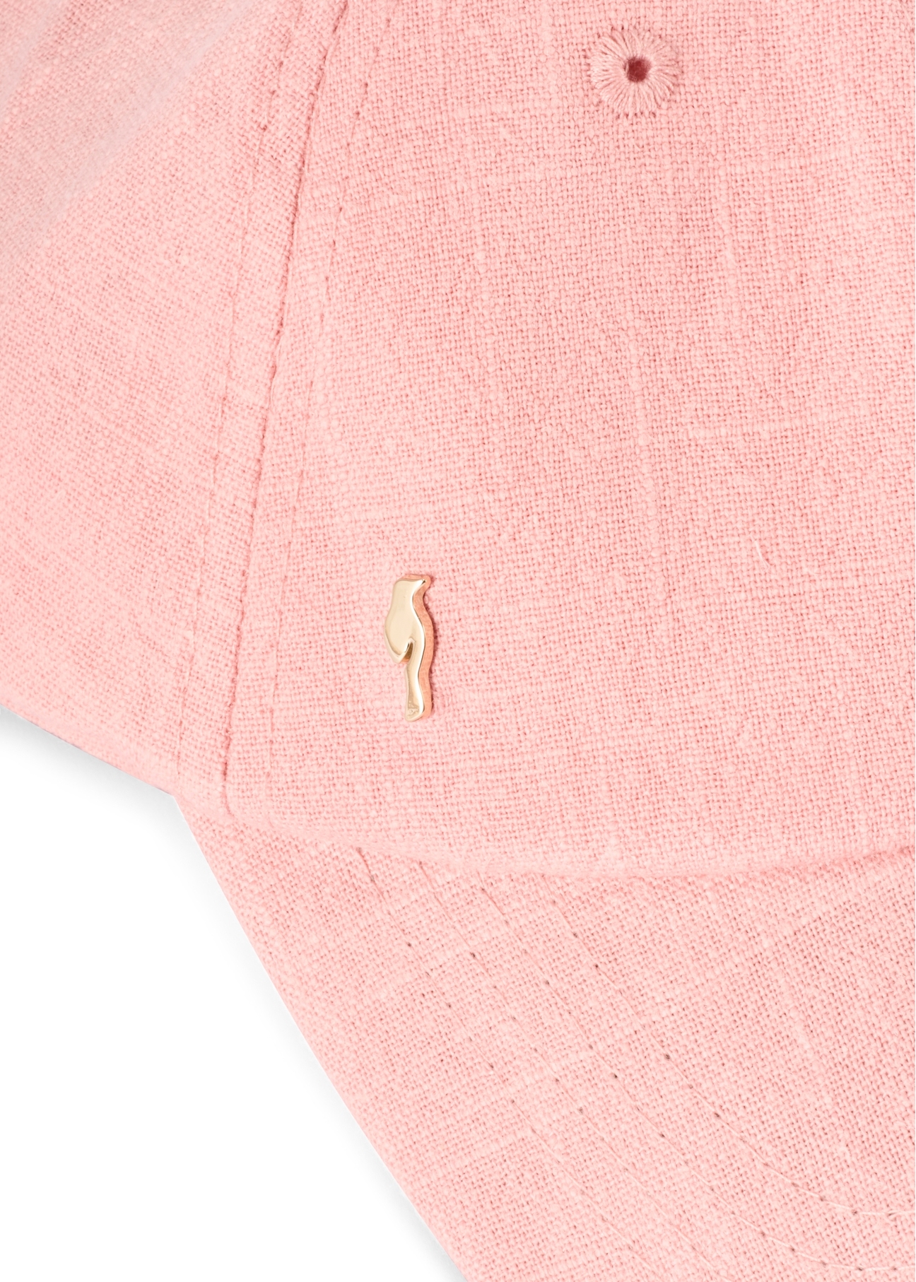 Różowa czapka z daszkiem z logo CZALT-0013-5A(W26) - zbliżenie na detal, na białym tle.  