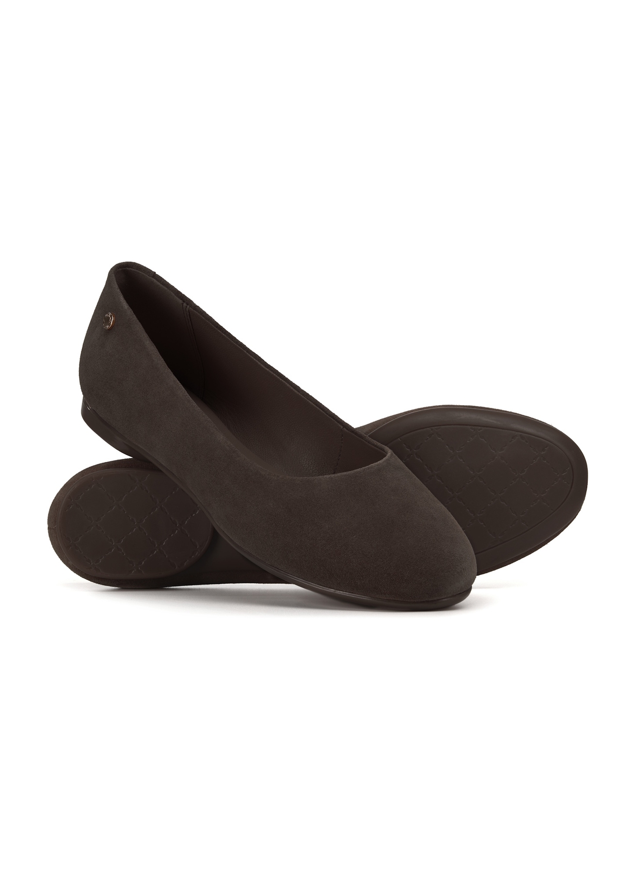 Zamszowe baleriny damskie w kolorze brązowym BUTYD-1247-1I(W26), widok produktu skosem na białym tle.