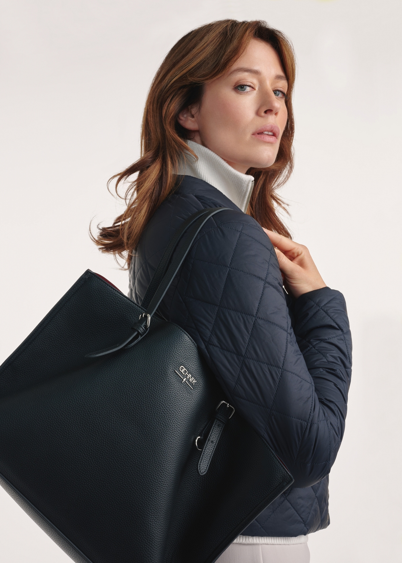 Czarna duża torba shopper TOREC-1088-99(Z25), widok produktu na modelce, widoczne pół sylwetki.
