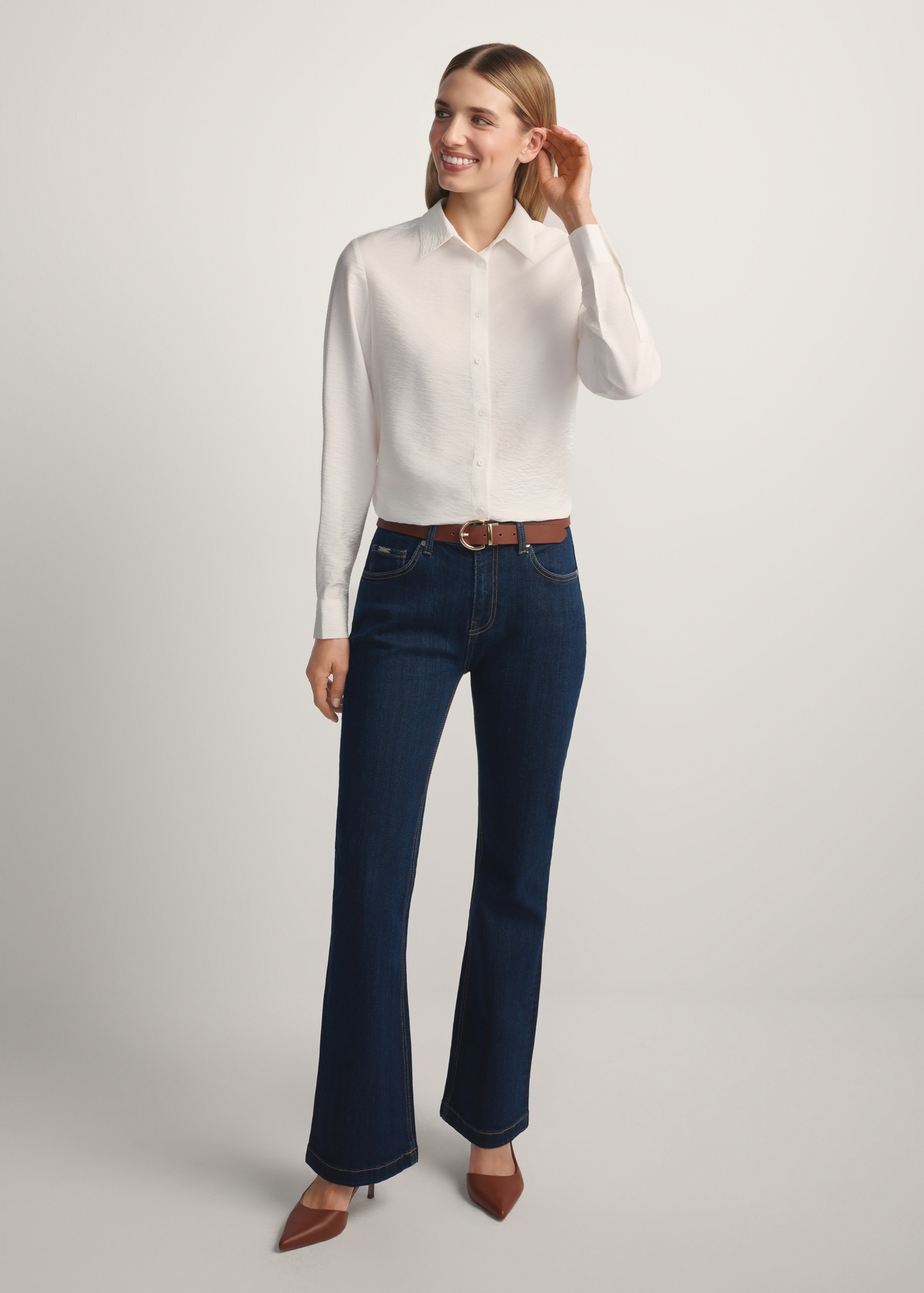 Granatowe jeansy wide leg JEADT-0015-7H(W26) - widok produktu z przodu, na modelce, na jasnym tle. Widoczna cała sylwetka.