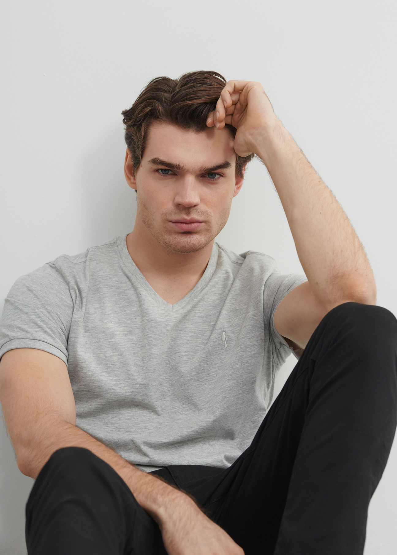 Szary basic T-shirt męski z logo TSHMT-0088-91(W23)-02
