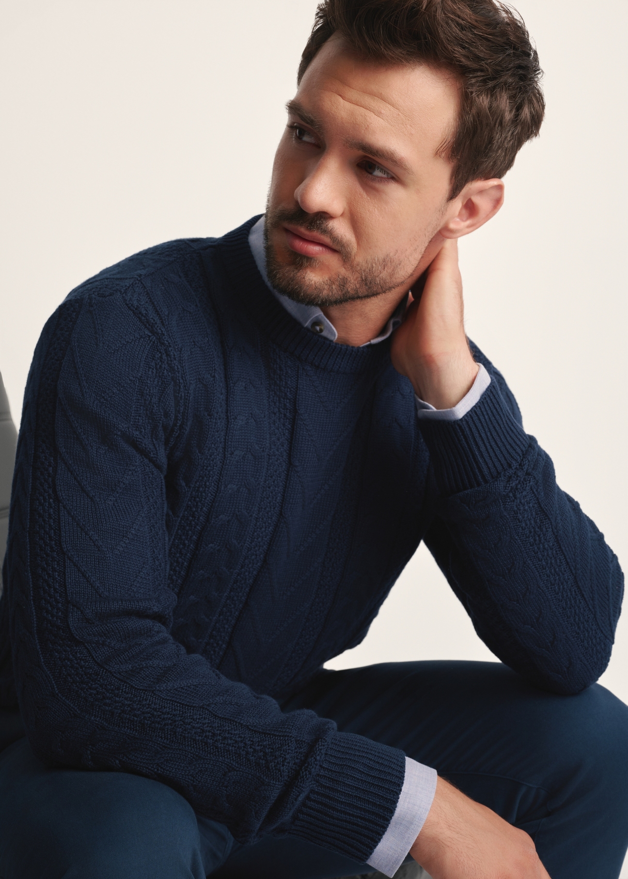 Granatowy sweter męski SWEMT-0179-68(Z25), zbliżenie na detal produktu na modelu na jasnym tle.