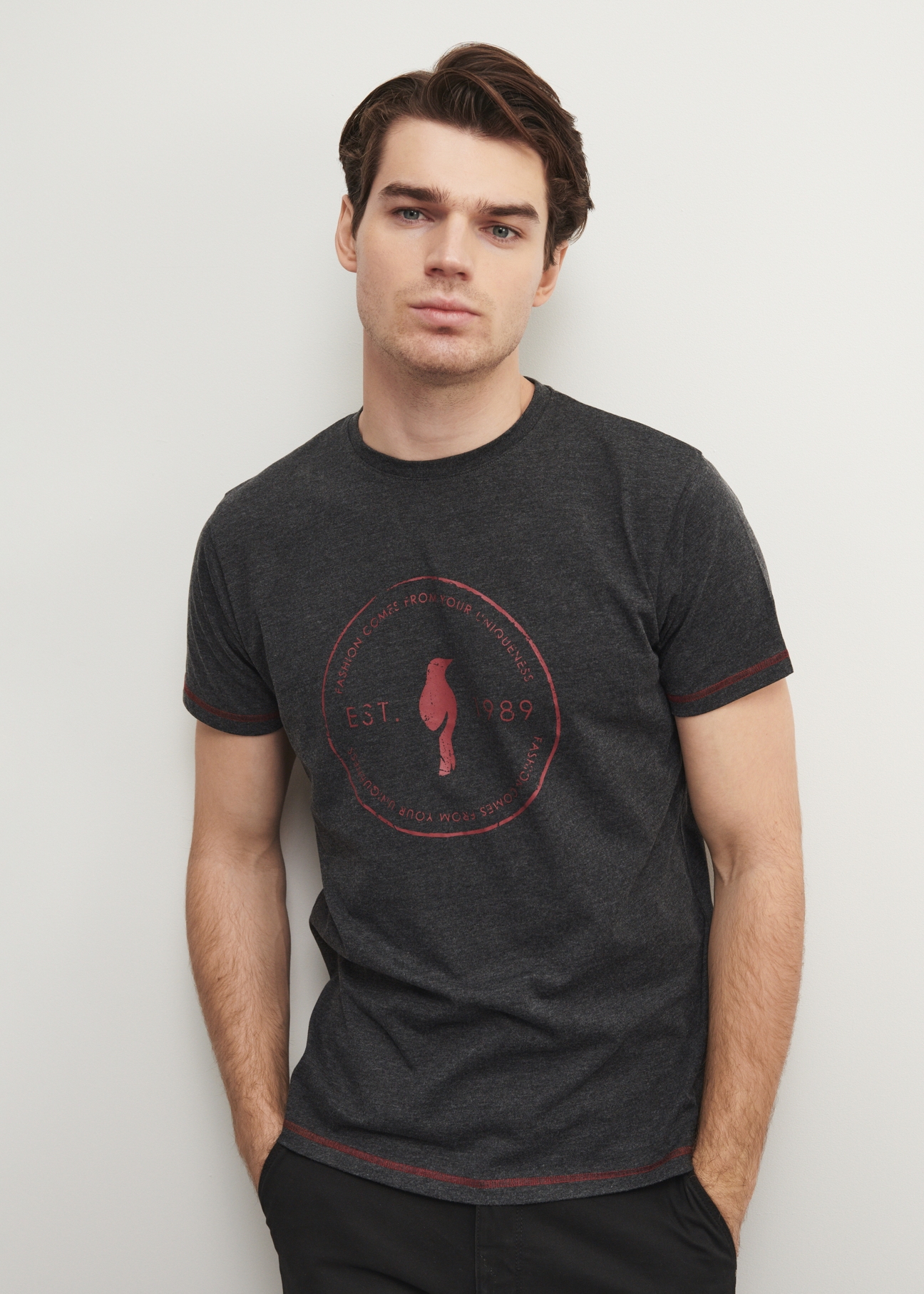 Grafitowy T-shirt męski z logoTSHMT-0068-95(W23)-01