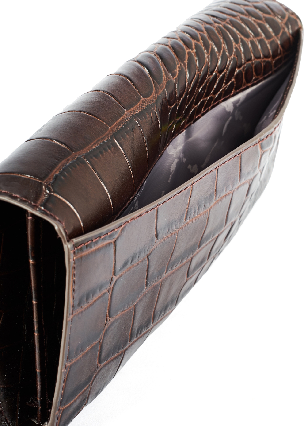 Brązowy portfel damski croco PORES-0954-89(W25) - zbliżenie na detal na białym tle. 