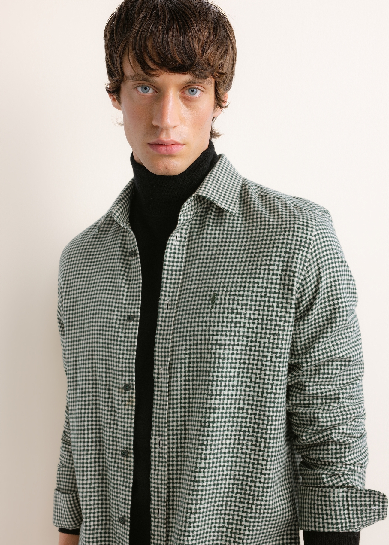 Ciemnozielona koszula męska w drobną kratkę KOSMT-0372-8C(Z26), zbliżenie na produkt na sylwetce modela, na jasnym tle.