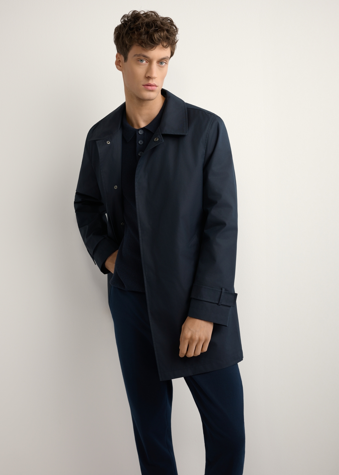 Granatowa kurtka męska z ociepleniem KURMT-0408-7D(W26) - widok produktu z przodu, na modelu, na jasnym tle. Widoczna sylwetka do kolan.