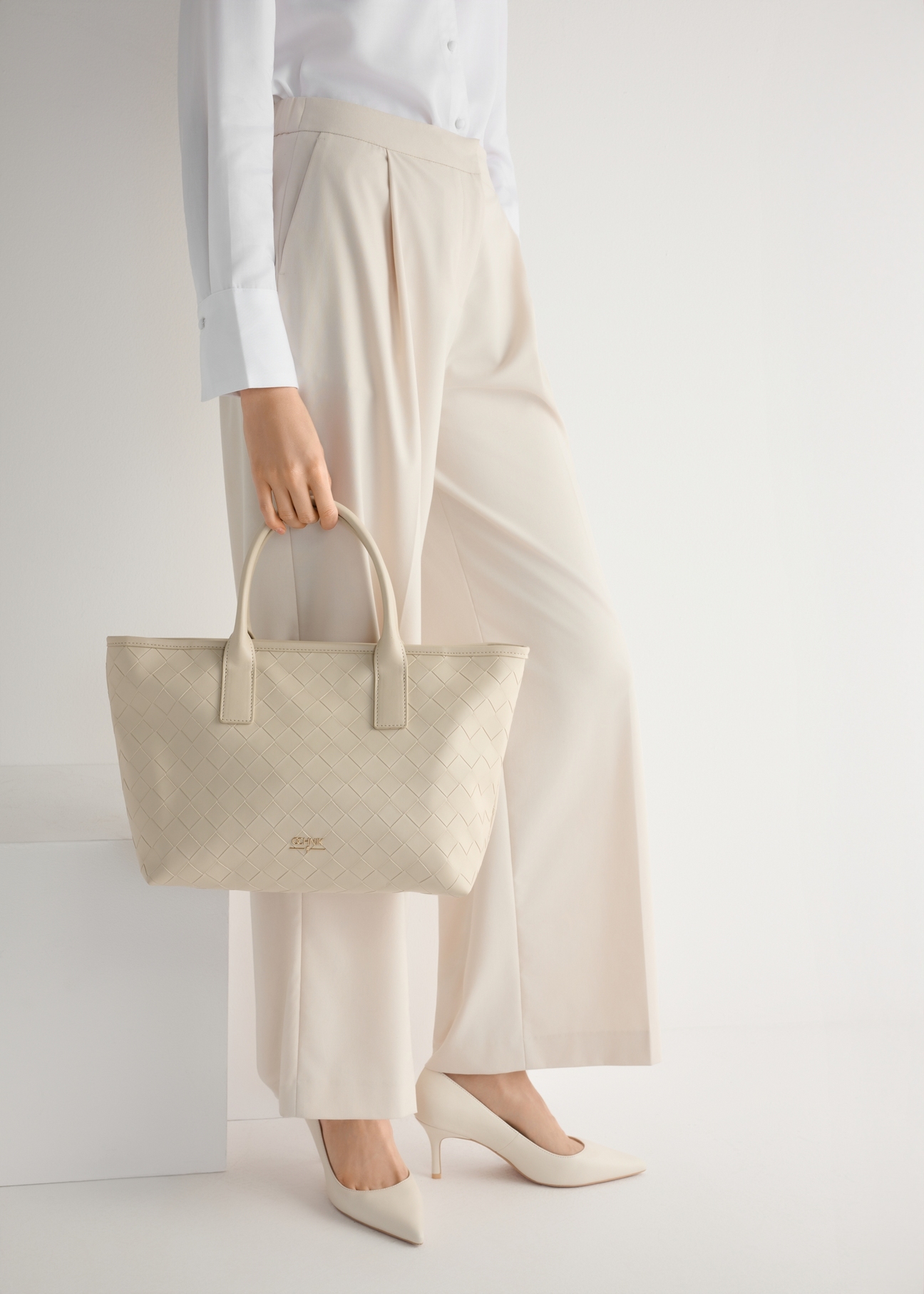 Kremowe skórzane czółenka damskie BUTYD-1031A-0B(W26), widok produktu od boku na modelce, widoczna połowa sylwetki.