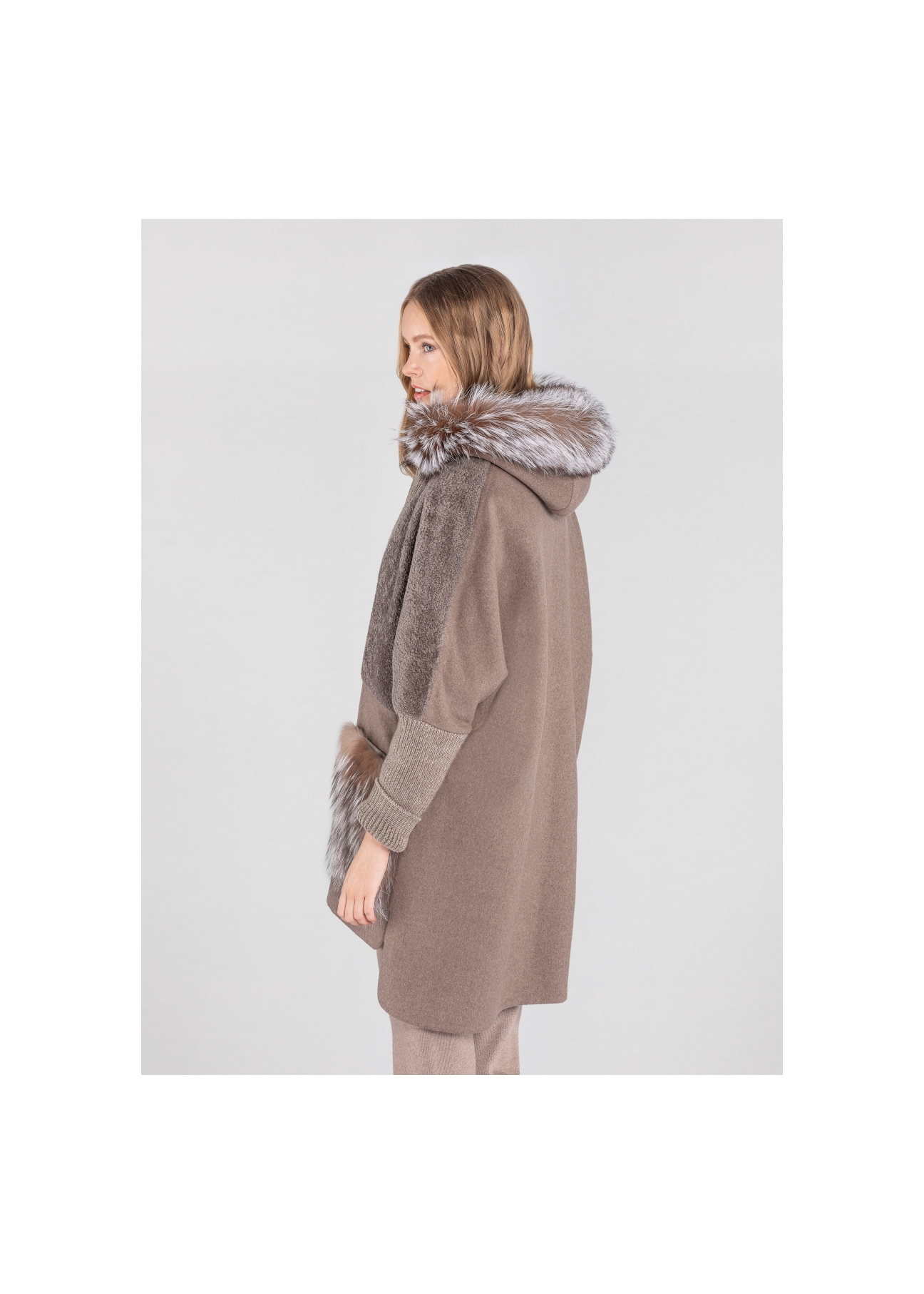 Krótki kożuch damski oversize z kapturem KOZDS-0049-0996(Z21)-03