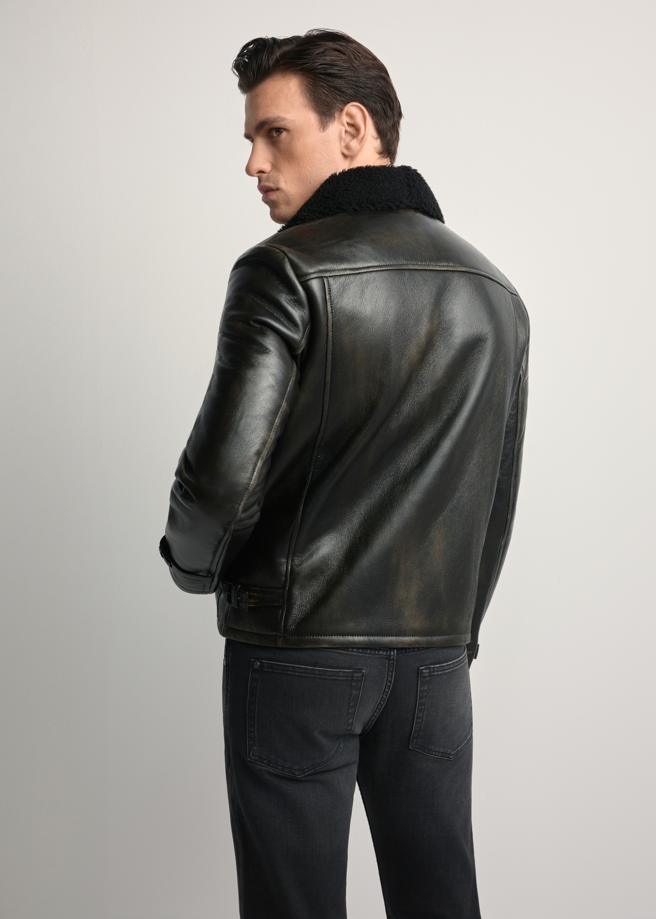 Skórzany kożuch męski KOZMS-0023-3188(Z25), widok produktu z tyłu na modelu. Widoczna połowa sylwetki.
