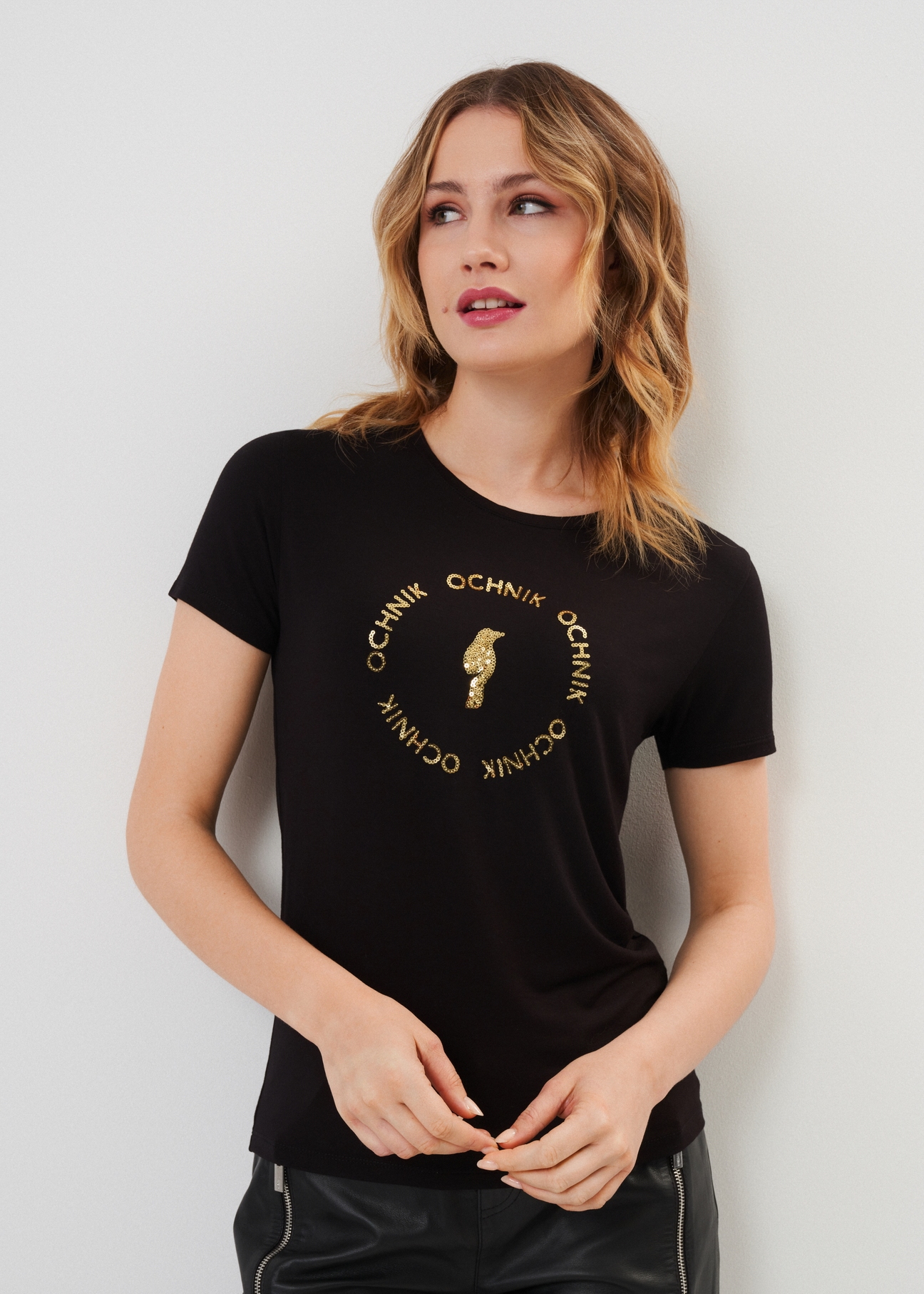 Czarny T-shirt damski z aplikacją TSHDT-0071A-99(Z23)-01