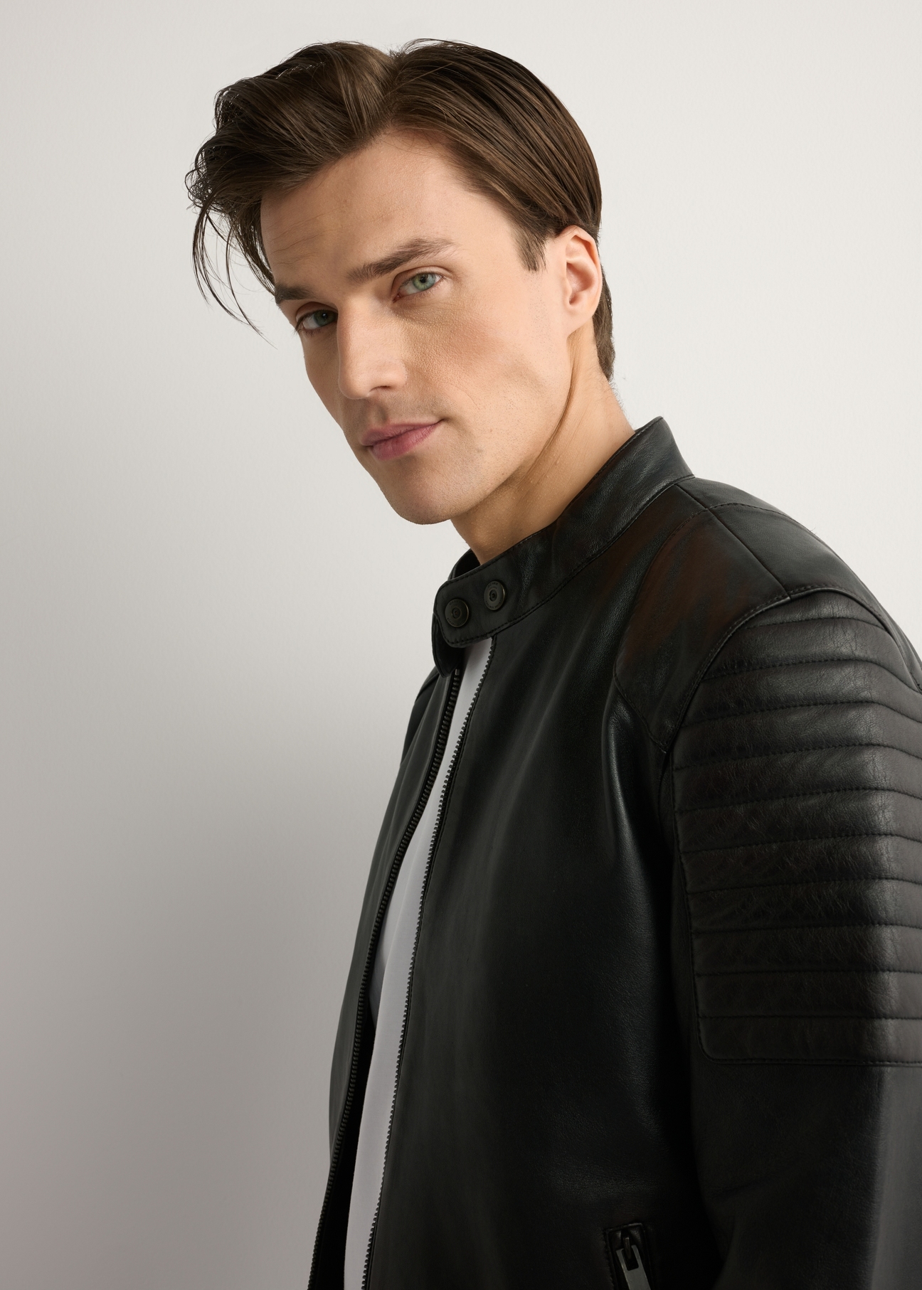 Czarna skórzana kurtka męska KURMS-0394-99(W26), zbliżenie na detal produktu, widok na modelu.