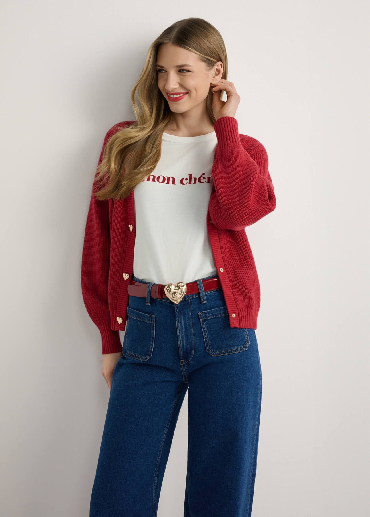 Czerwony kardigan damski KARDT-0062-4B(W26), widok produktu z przodu na modelce. Widoczna połowa sylwetki.