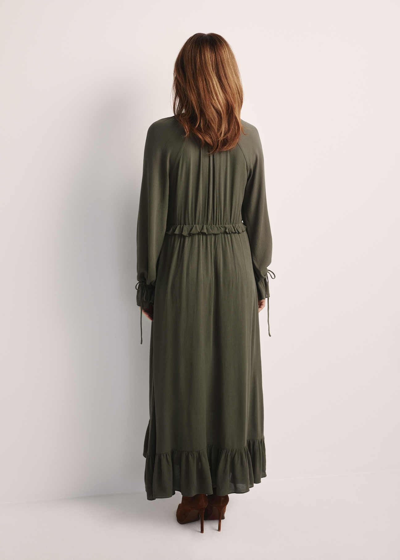 Sukienka maxi w kolorze khaki SUKDT-0248-55(Z25). produkt widoczny z tyłu, widoczna cała sylwetka.