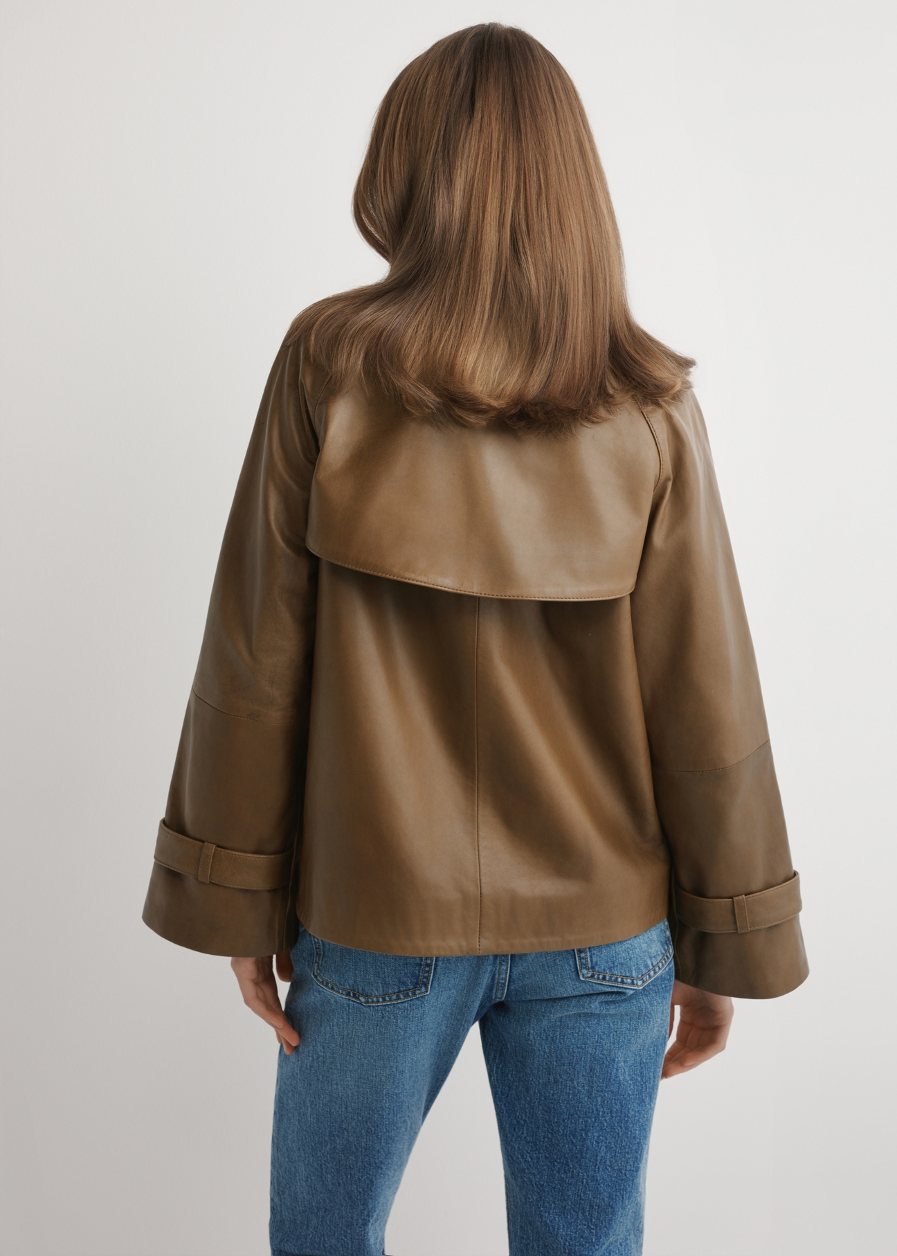 Skórzana kurtka damska w kolorze khaki KURDS-0604-8D(W26), widok produktu z tyłu na modelce. Widoczna połowa sylwetki.