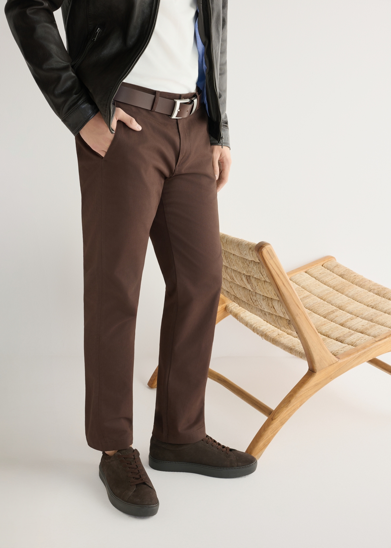 Ciemnobrązowe skórzane buty sportowe BUTYM-0503A-1I(W26), widok produktu z boku na stopach modela.