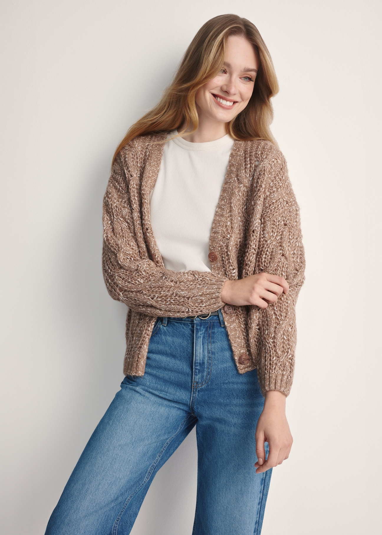 Kardigan damski w kolorze camelu KARDT-0054-24(Z25) - widok produktu z przodu na białym tle. Widoczna połowa sylwetki.