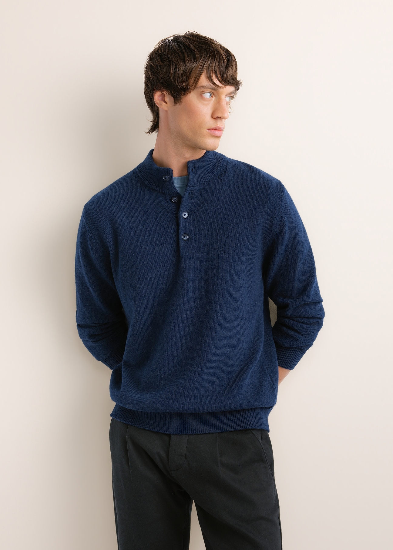 Ciemnogranatowy sweter męski z domieszką wełny SWEMT-0215-7E(Z26), widok produktu z przodu na modelu. Widoczna połowa sylwetki.