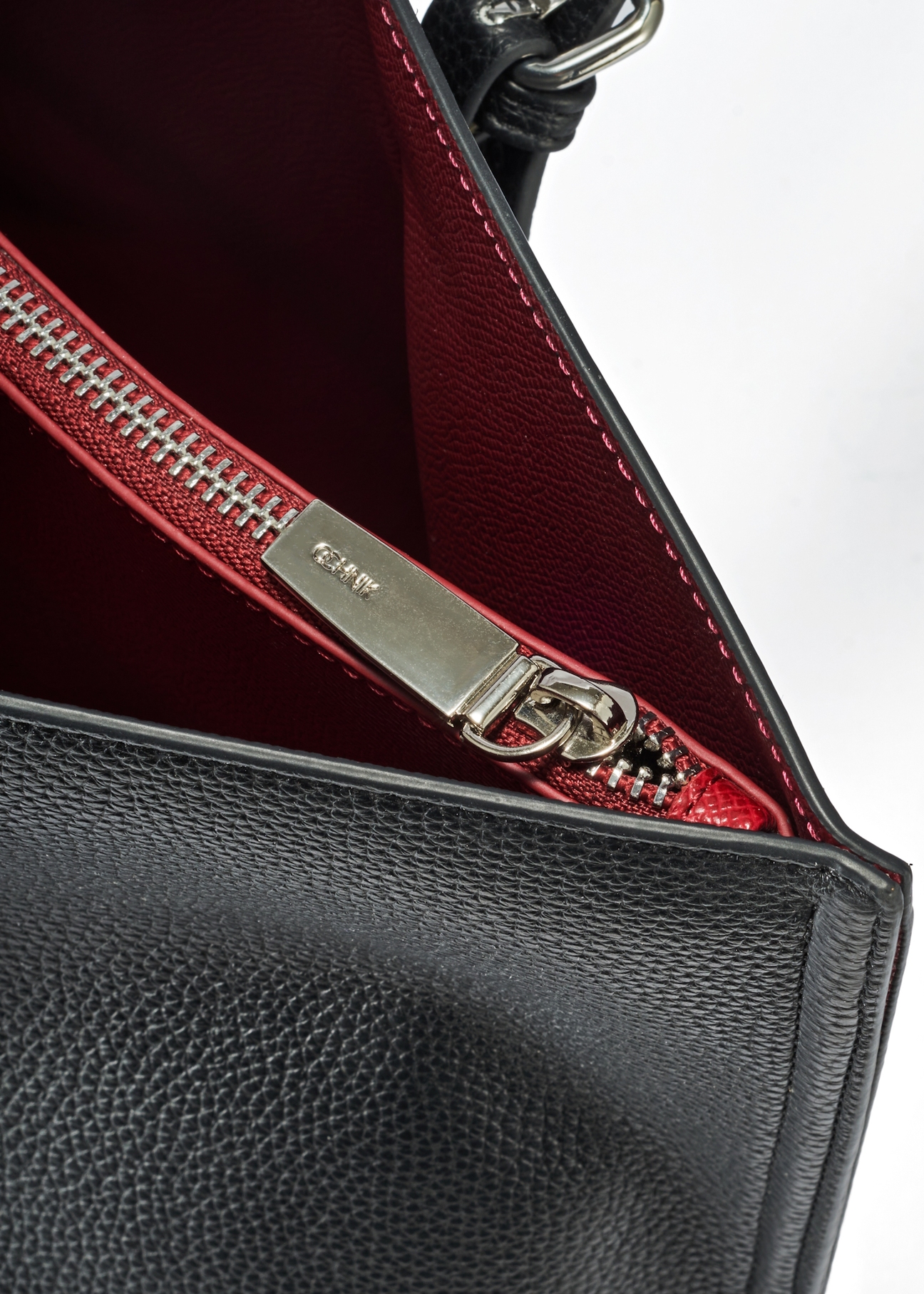 Czarna duża torba shopper TOREC-1088-99(Z25), widok detalu produktu na białym tle, zbliżenie na suwak.