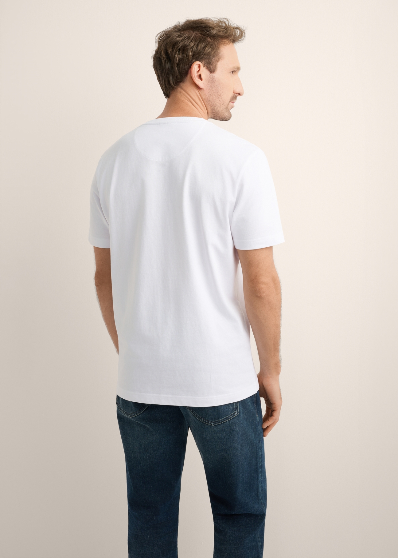 Biały bawełniany T-shirt męski TSHMT-0158-0A(Z26), widok produktu z tyłu na modelu. Widoczna połowa sylwetki.