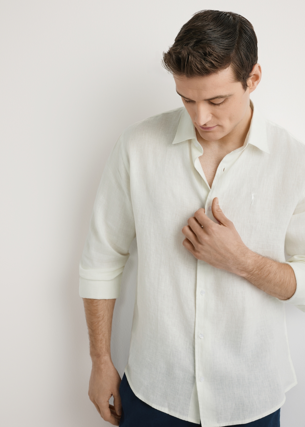 Kremowa lniana koszula męska KOSMT-0321A-0B(W26) - widok produktu z przodu, na jasnym tle. Widoczna połowa sylwetki.