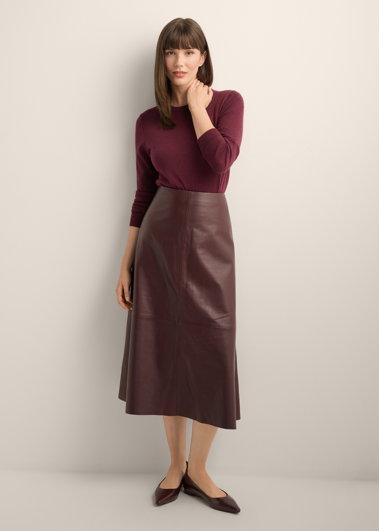Wełniany sweter w kolorze bordowym SWEDT-0267-4D(Z26), widok produktu z przodu na modelce. Widoczna cała sylwetka.