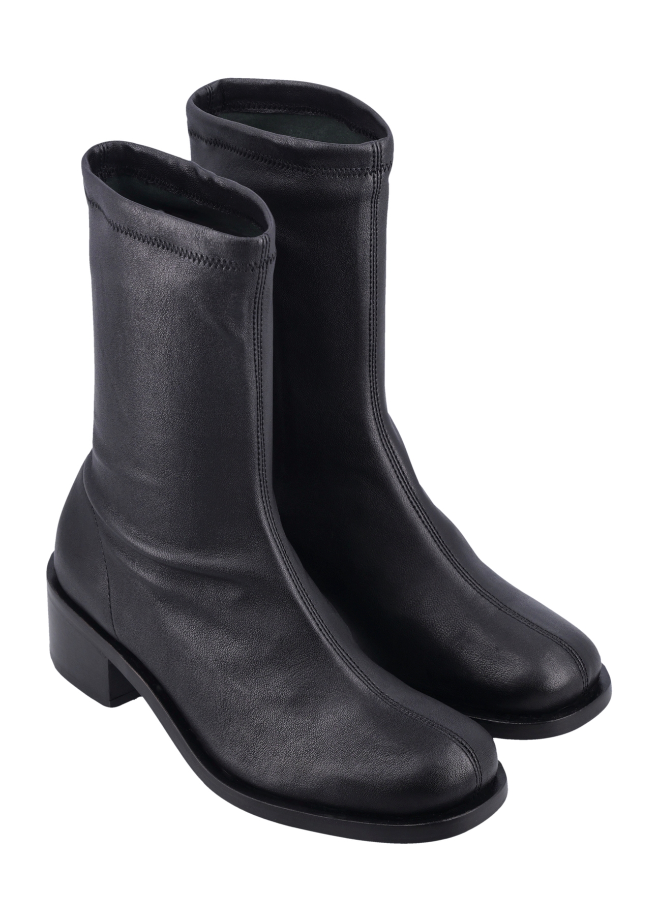 Czarne skórzane botki damskie BUTYD-1360-99(Z26), widok produktu skosem na białym tle.