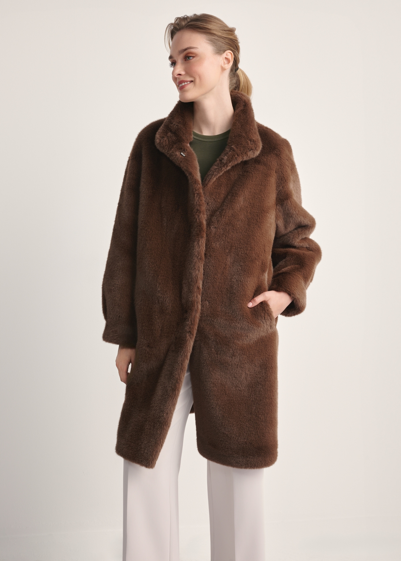 Brązowe eleganckie futro damskie FUTDP-0050-89(Z25), widok produktu od przodu na modelce, widoczna połowa sylwetki.