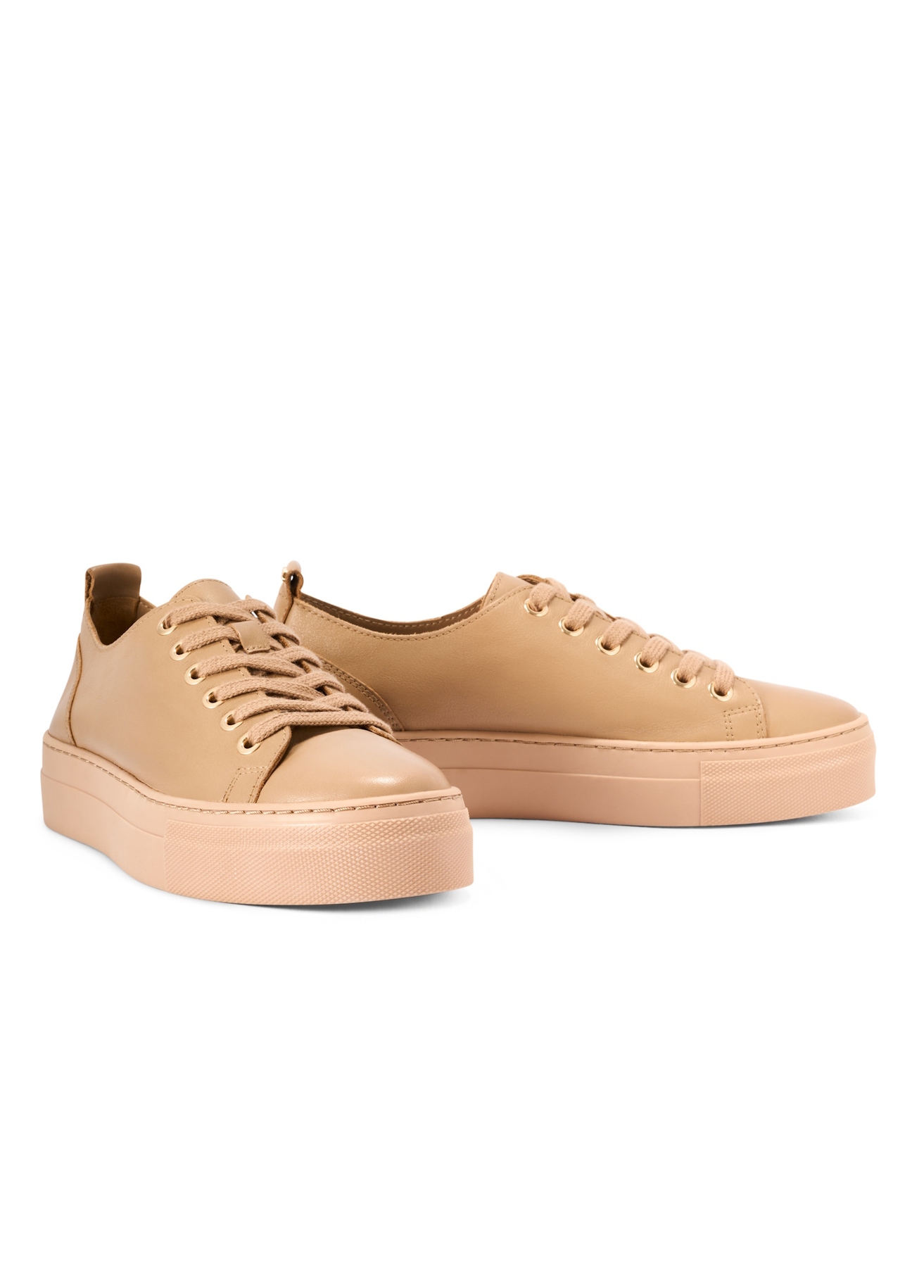 Skórzane tenisówki damskie w kolorze beżowym BUTYD-1062-1B(W26), widok produktu skosem na białym tle.