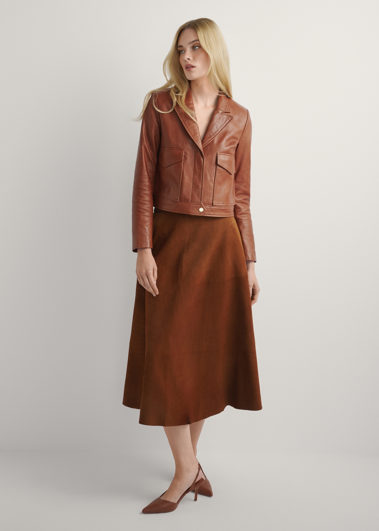 Skórzana krótka kurtka damska w kolorze camelu KURDS-0471-1D(W26), widok produktu z przodu na modelce. Widoczna cała sylwetka.