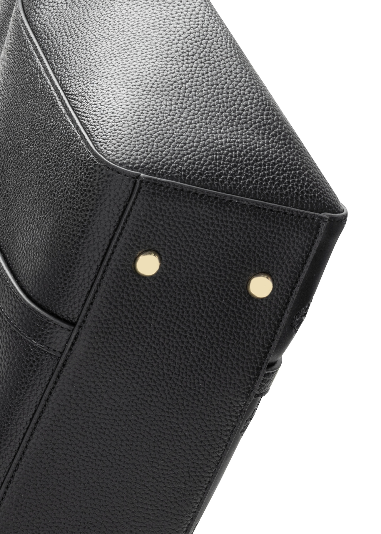 Czarna torebka shopper z monogramem TOREC-1160-9P(W26) - zbliżenie na detal, na białym tle. 