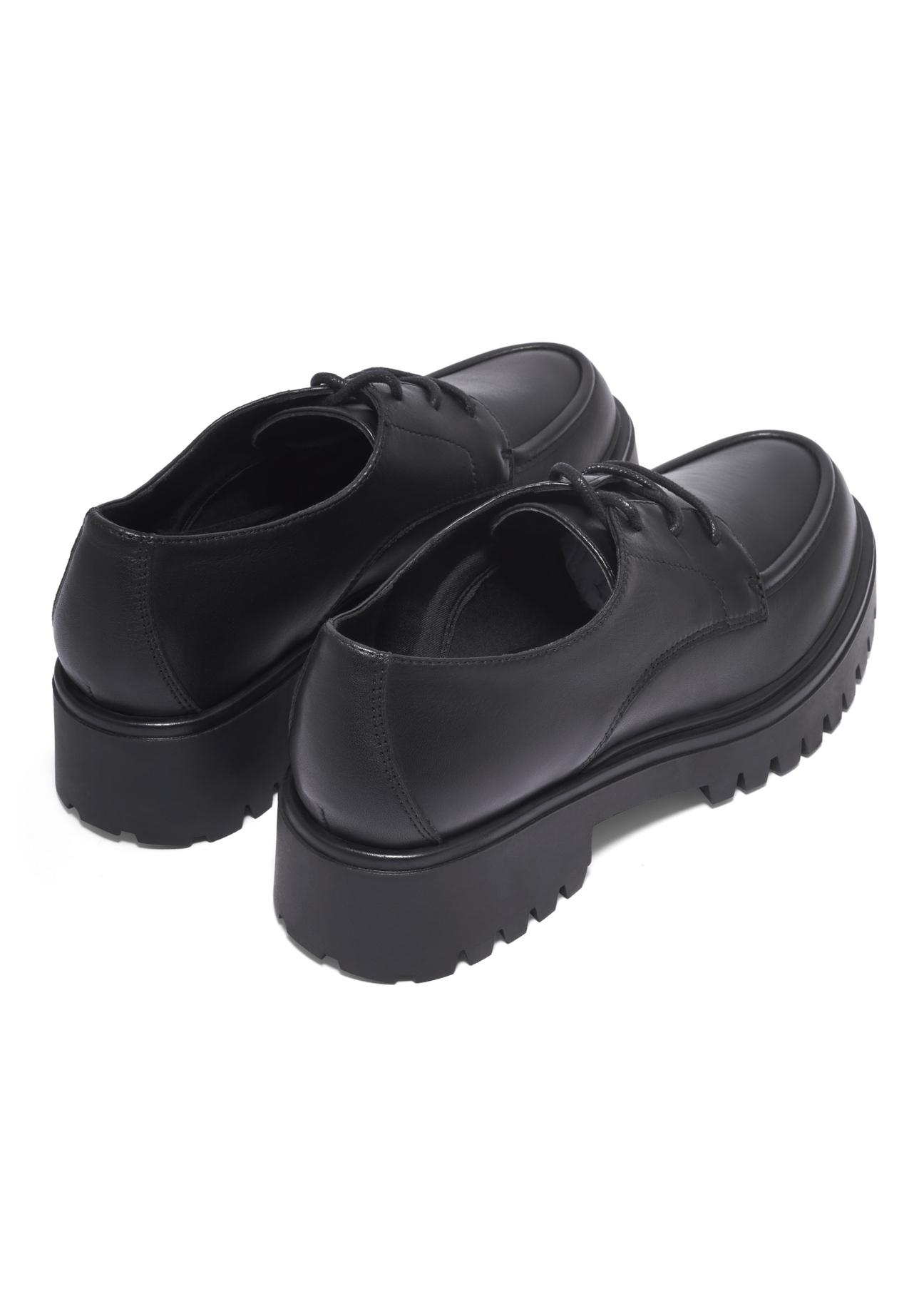 Czarne skórzane buty damskie BUTYD-1310-99(Z26), widok produktu z tyłu na białym tle.