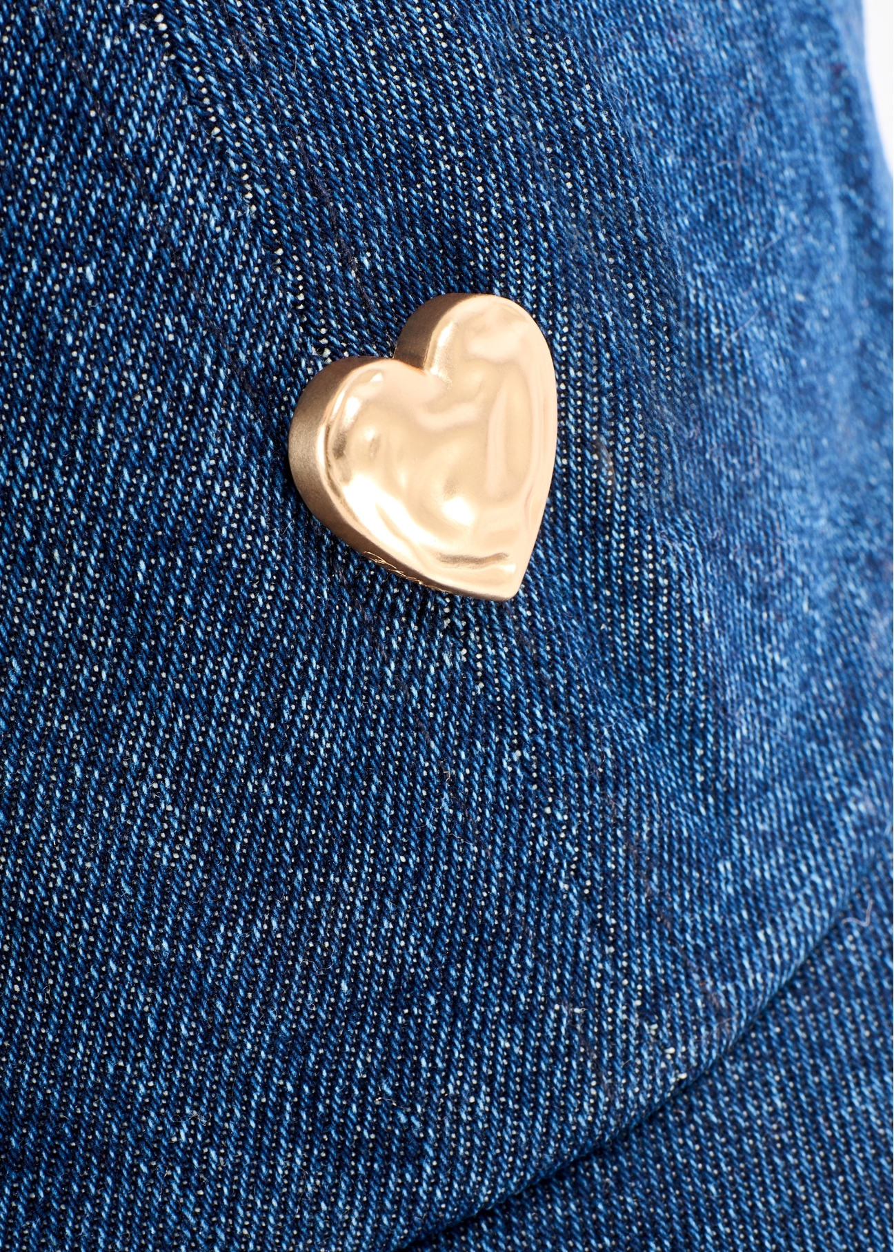 Jeansowa czapka unisex CZALT-0017-7H(W26) - zbliżenie na detal, na białym tle. 