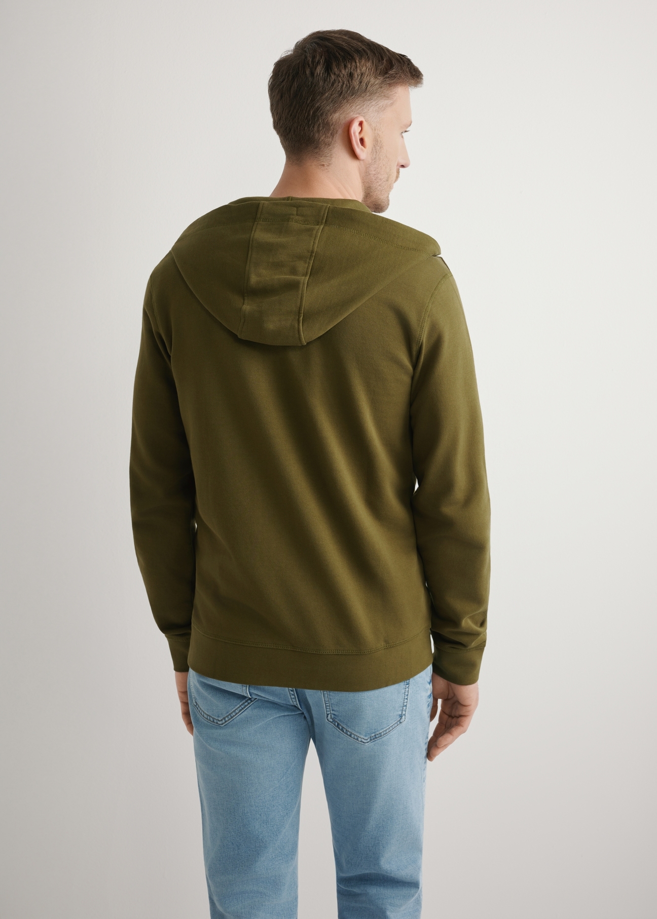 Bluza męska z suwakiem w kolorze khaki BLZMT-0078-8D(W26), widok produktu z tyłu na modelu. Widoczna połowa sylwetki.