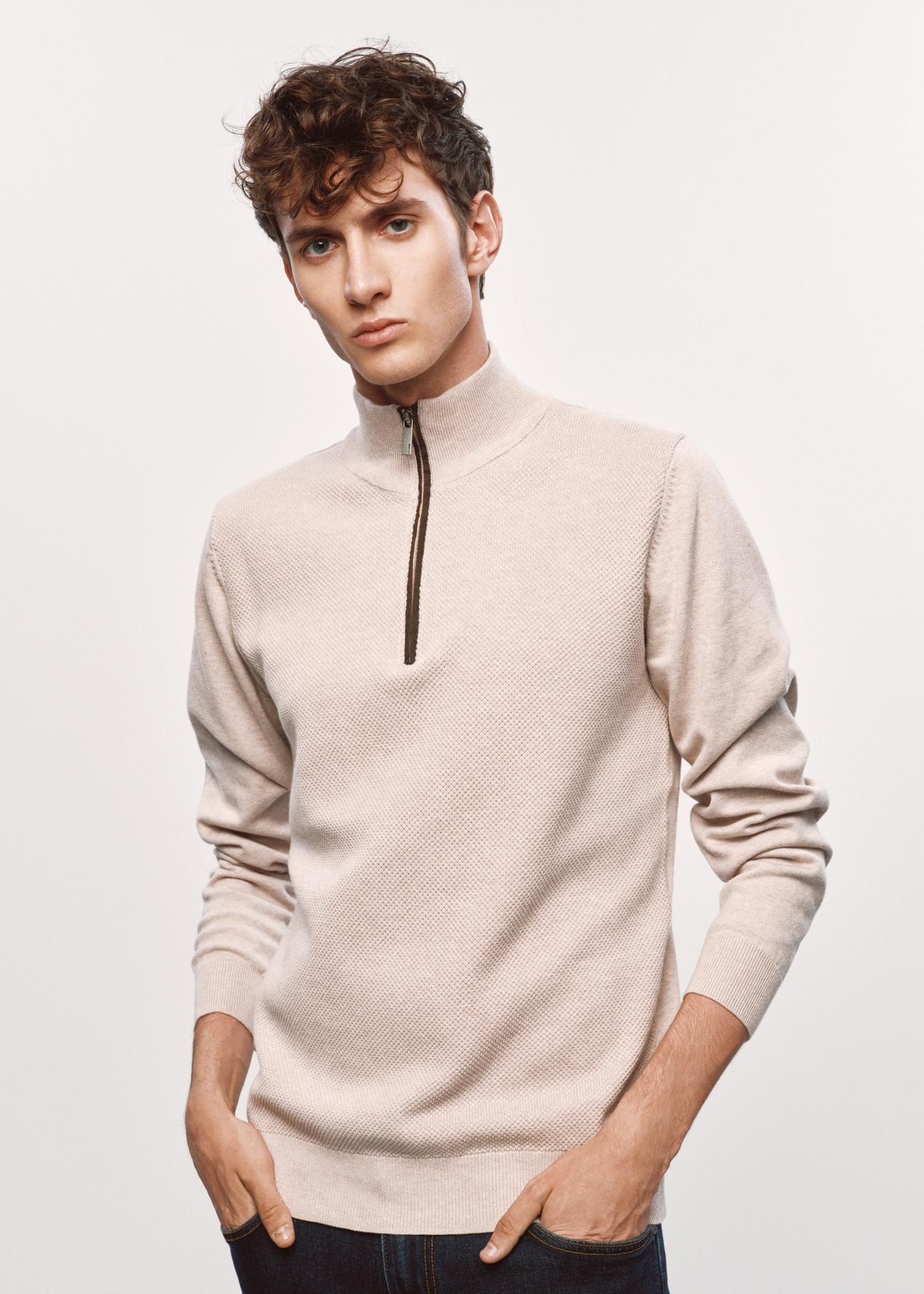 Bawełniany beżowy sweter męski SWEMT-0132-81(Z23)-01