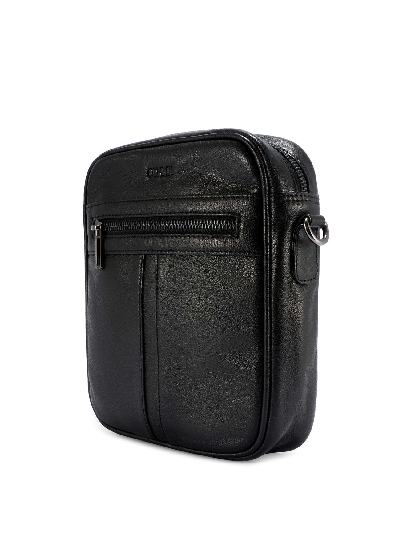 Czarna skórzana torba męska TORMS-0491-99(W26), widok produktu skosem na białym tle.