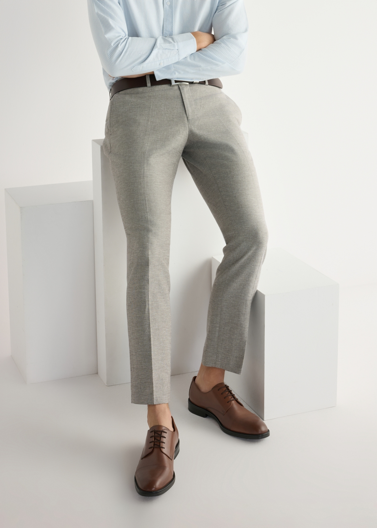 Skórzane półbuty męskie w kolorze koniaku BUTYM-0500-1F(W26), widok produktu z przodu na stopach modela.